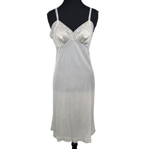 Vanity Fair Full Slip Ivory Lace Trim Adjustable Straps Nylon Antron III Size 34